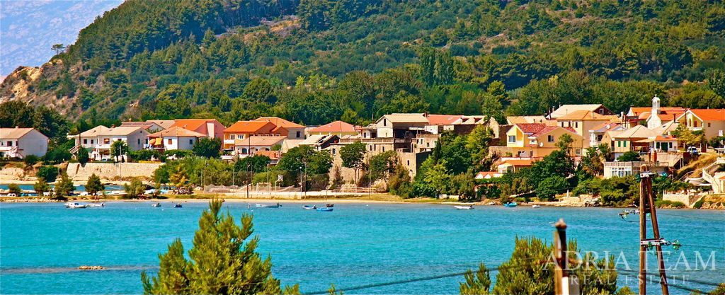 BUILDING LAND WITH PERMIT FOR VILLA WITH POOL -  LJUBAČ, RAŽANAC