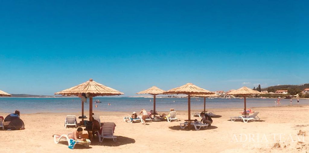 BUILDING LAND WITH PERMIT FOR VILLA WITH POOL -  LJUBAČ, RAŽANAC