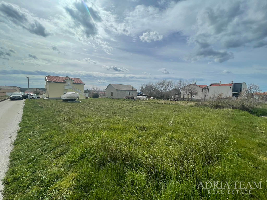 BUILDING LAND WITH PERMIT FOR VILLA WITH POOL -  LJUBAČ, RAŽANAC
