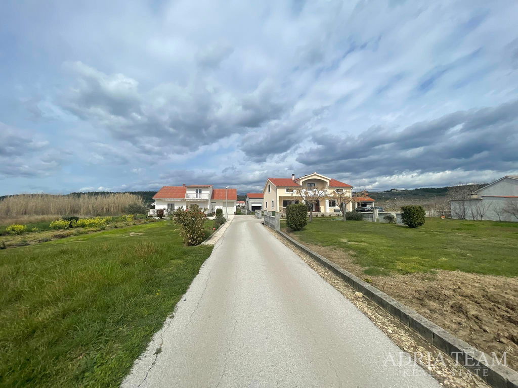 BUILDING LAND WITH PERMIT FOR VILLA WITH POOL -  LJUBAČ, RAŽANAC