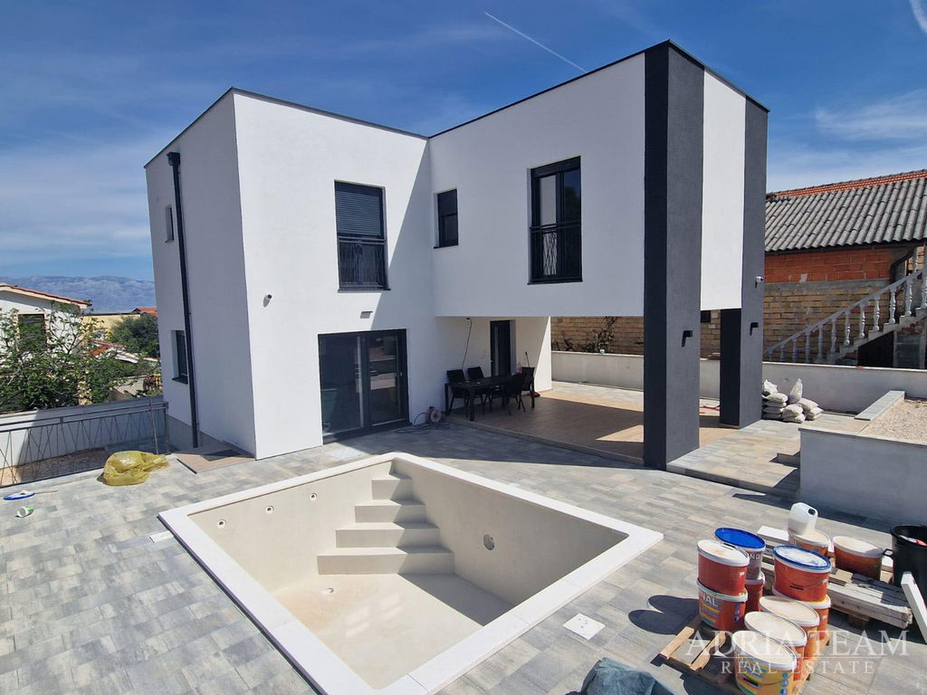 VILLA WITH A POOL, QUIET AND PEACEFUL LOCATION - VIR