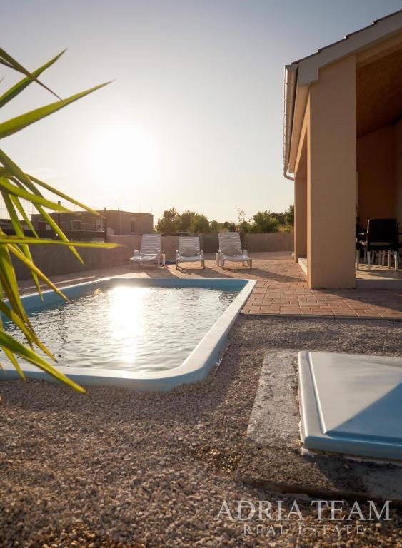 HOUSE WITH A POOL, QUIET AND PEACEFUL LOCATION - VRSI, ZADAR