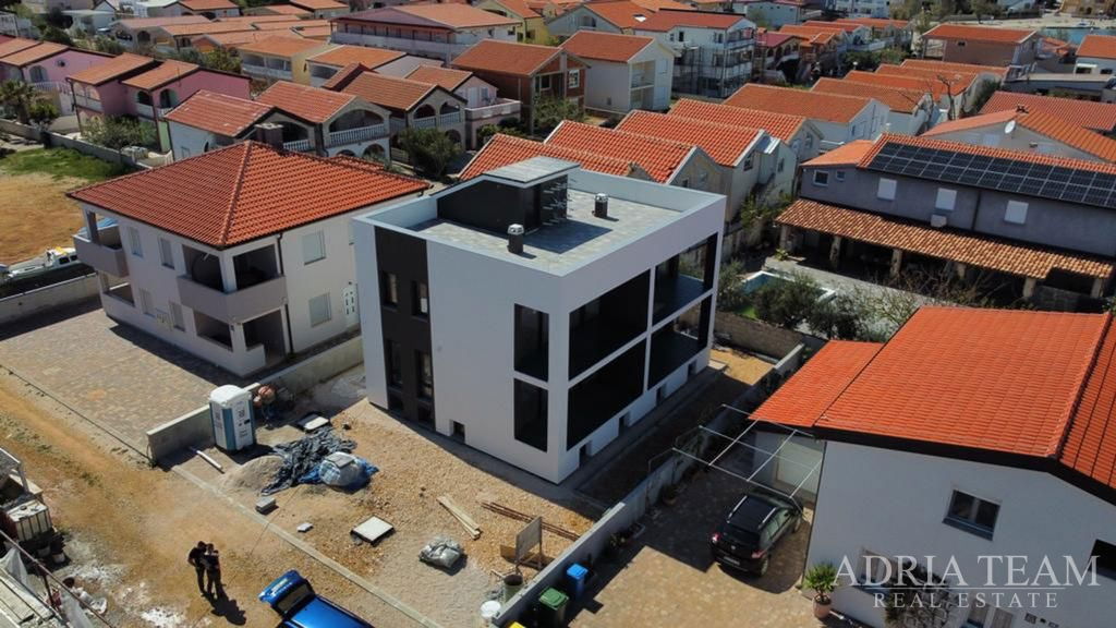 HOUSE WITH 6 RESIDENTIAL UNITS, 70 M FROM THE SEA - VIR