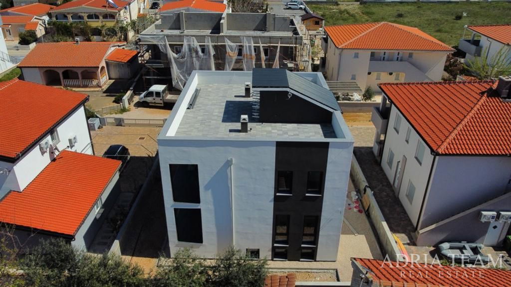 HOUSE WITH 6 RESIDENTIAL UNITS, 70 M FROM THE SEA - VIR
