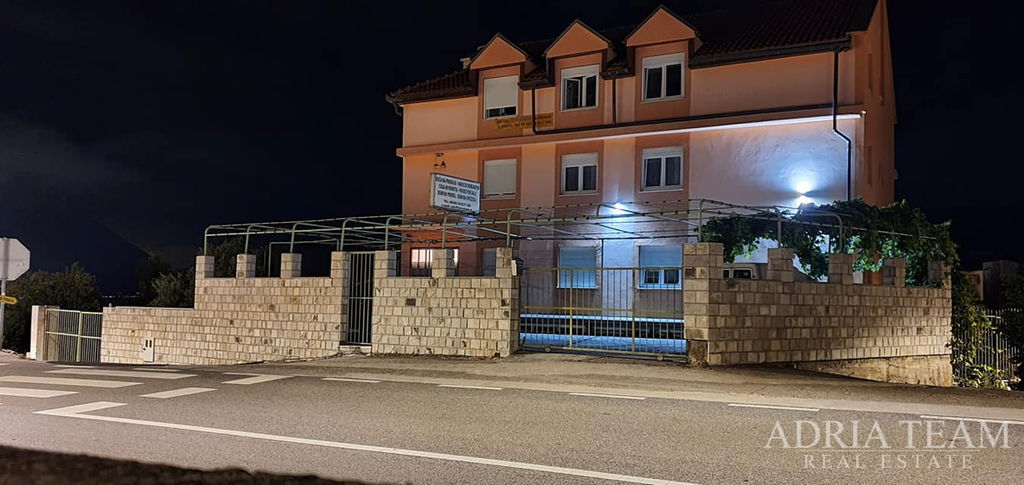 GUESTHOUSE WITH RESTAURANT AND 24 ROOMS, 130 M FROM THE SEA – MAKARSKA RIVIERA