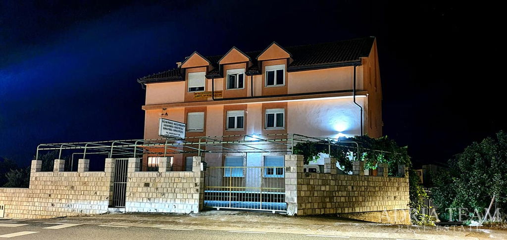 GUESTHOUSE WITH RESTAURANT AND 24 ROOMS, 130 M FROM THE SEA – MAKARSKA RIVIERA