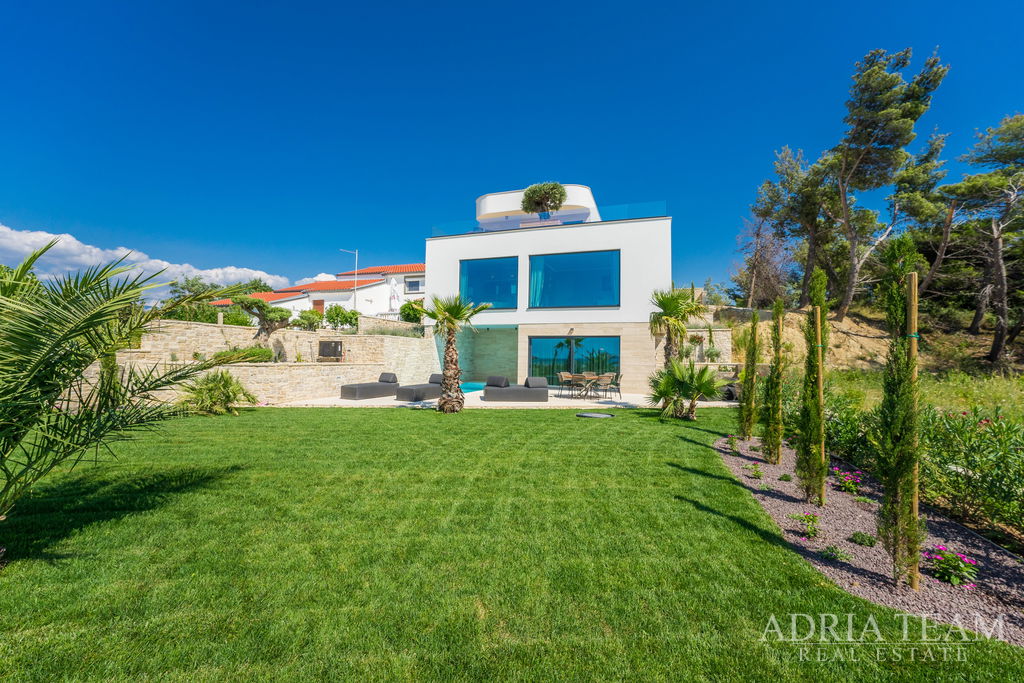 LUXURY VILLA IN THE FIRST ROW TO THE SEA - LJUBAČ