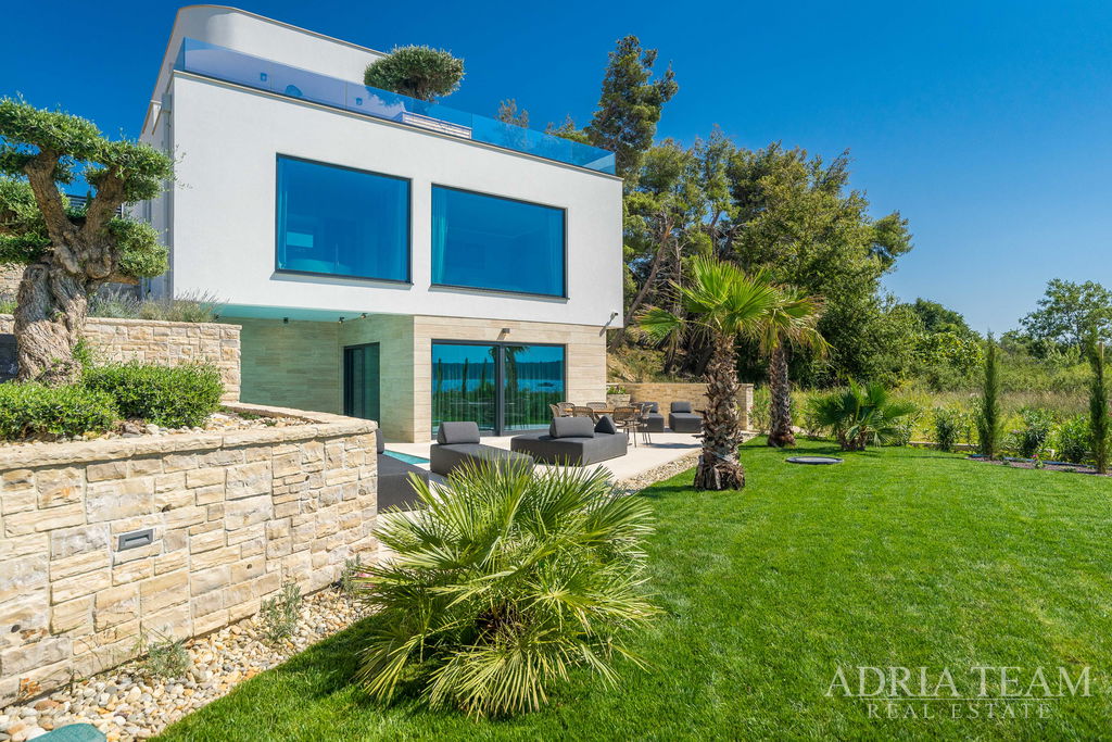 LUXURY VILLA IN THE FIRST ROW TO THE SEA - LJUBAČ