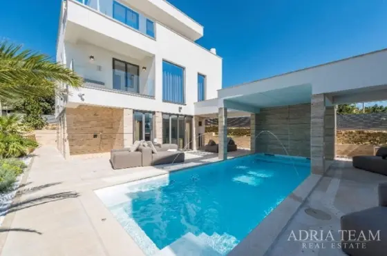 VILLA 1 IN THE FIRST ROW TO THE SEA - VRSI property for sale