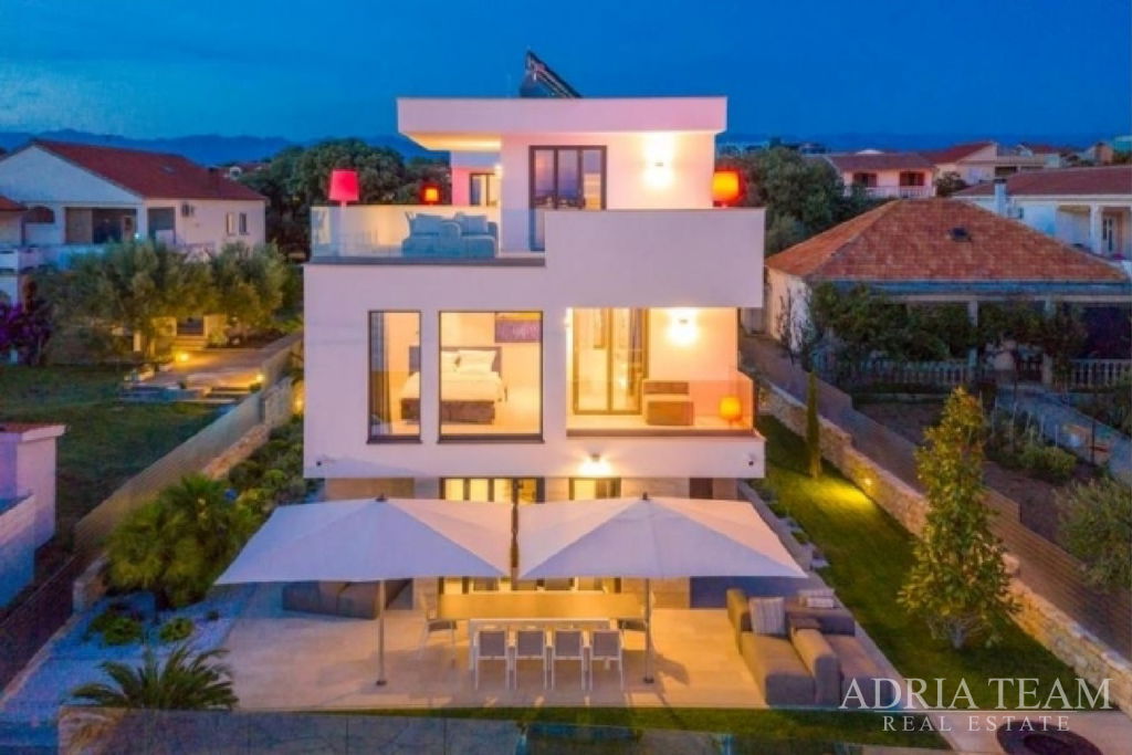 VILLA 1 IN THE FIRST ROW TO THE SEA - VRSI