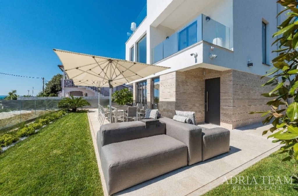 VILLA 1 IN THE FIRST ROW TO THE SEA - VRSI