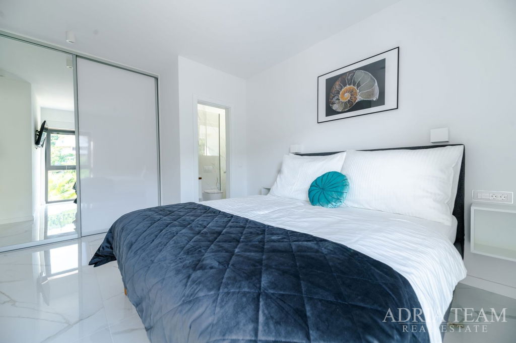 LUXURY PENTHOUSE, FIRST ROW TO THE SEA - VINJERAC