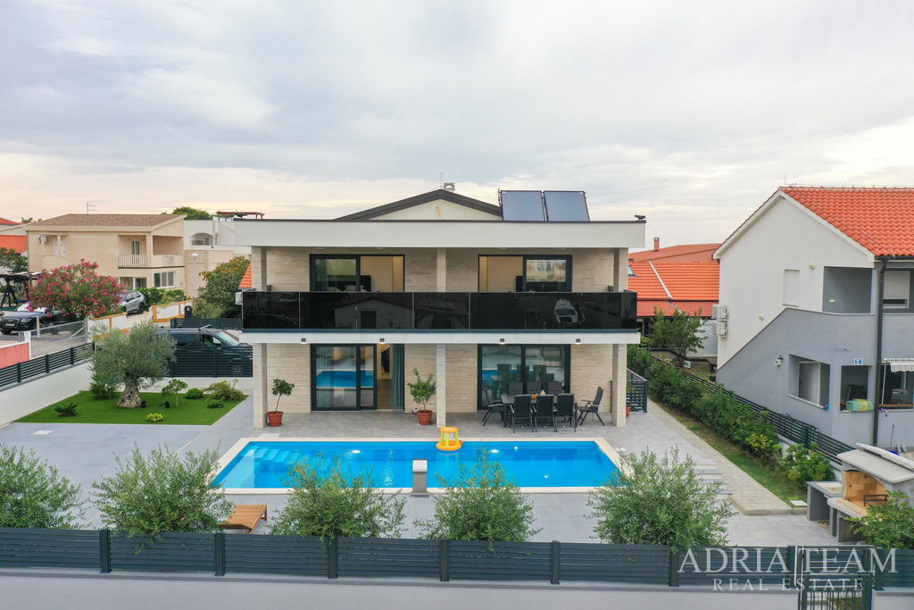 HOUSE WITH POOL, 120m FROM THE SEA - VIR