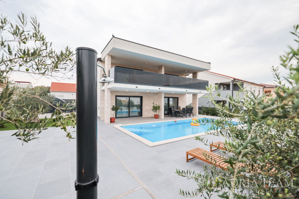 HOUSE WITH POOL, 120m FROM THE SEA - VIR