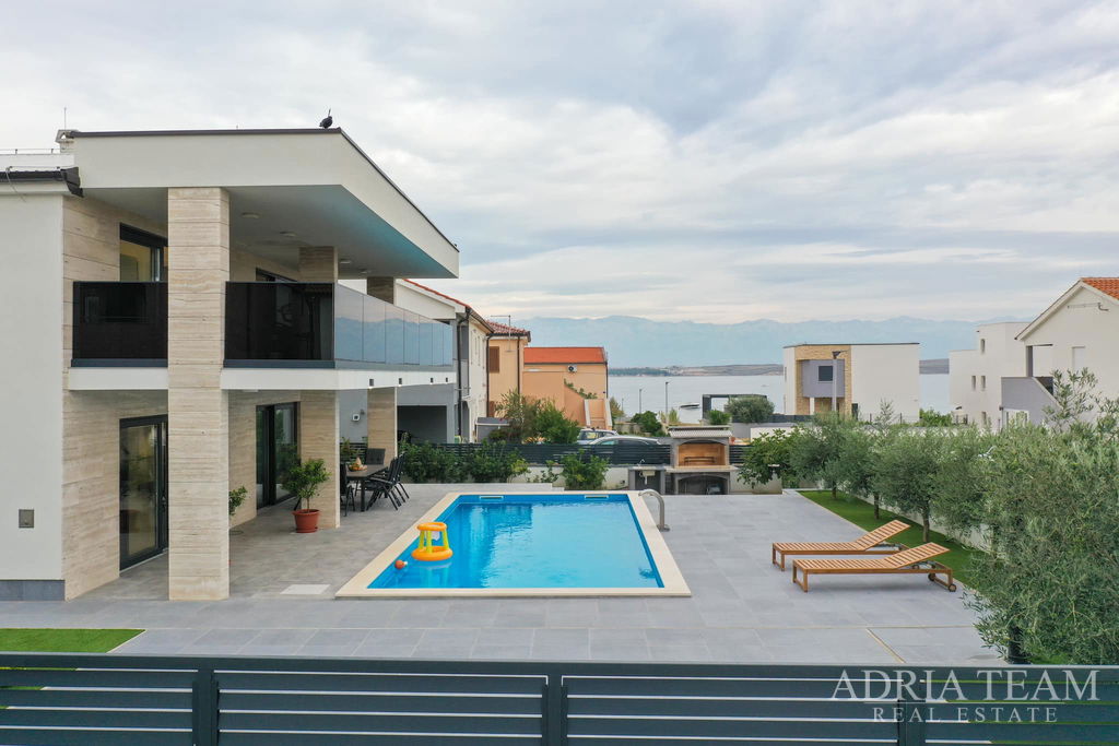 HOUSE WITH POOL, 120m FROM THE SEA - VIR