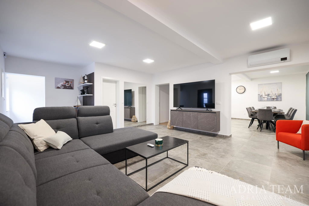 HOUSE WITH POOL, 120m FROM THE SEA - VIR