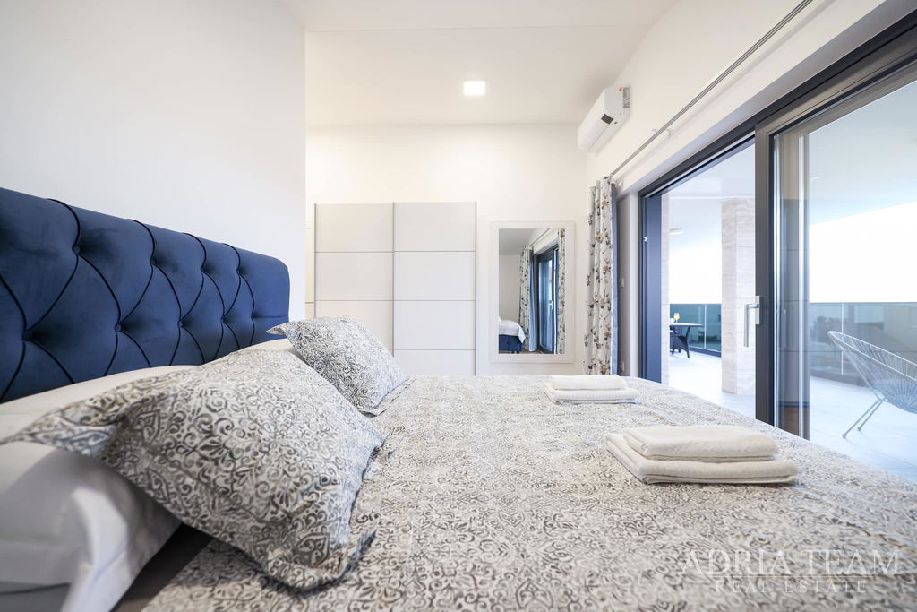 HOUSE WITH POOL, 120m FROM THE SEA - VIR