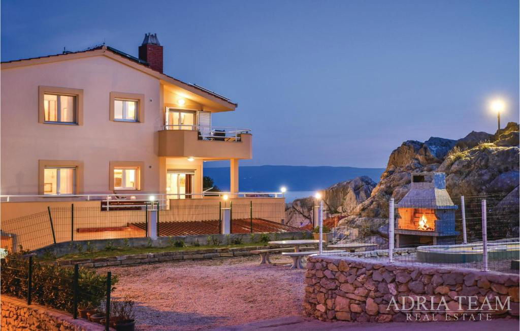 ATTRACTIVE APARTMENT VILLA WITH POOL AND SEA VIEW – PODSTRANA, SPLIT