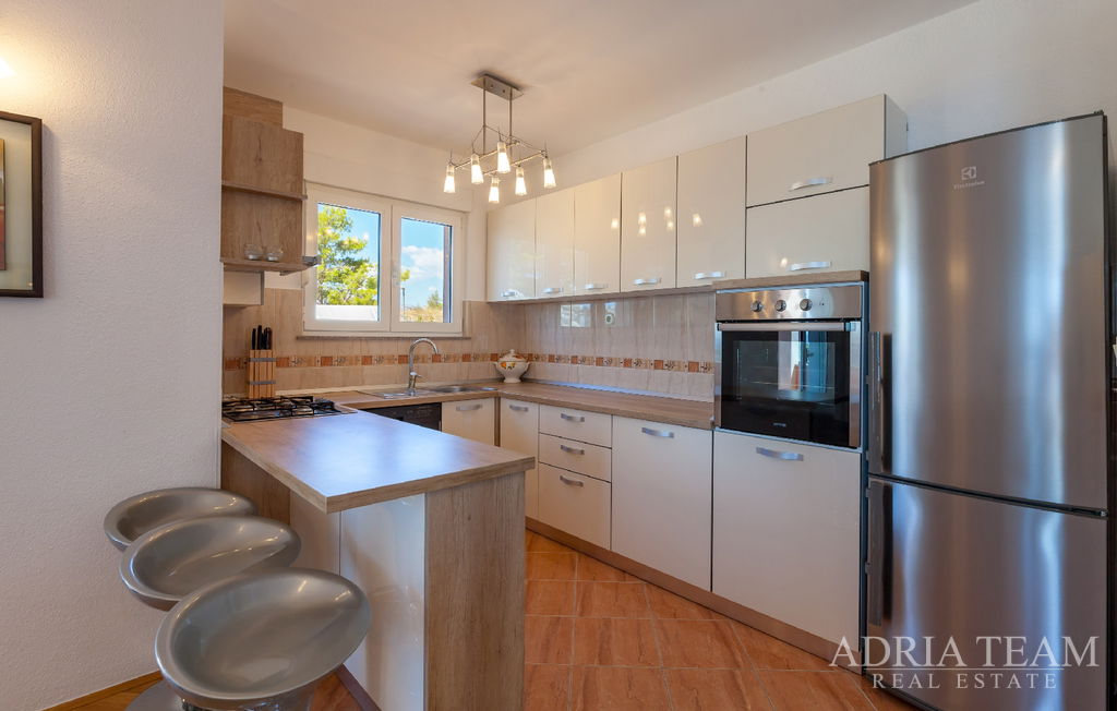 ATTRACTIVE APARTMENT VILLA WITH POOL AND SEA VIEW – PODSTRANA, SPLIT