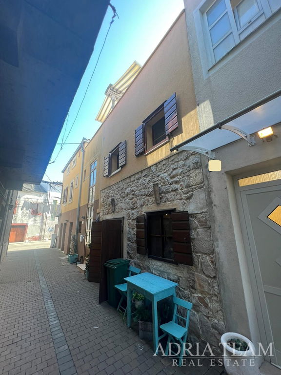HOUSE IN A ROW WITH AN APARTMENT AND COMMERCIAL SPACE, EXCELLENT LOCATION AND INVESTMENT - PIROVAC, CENTER