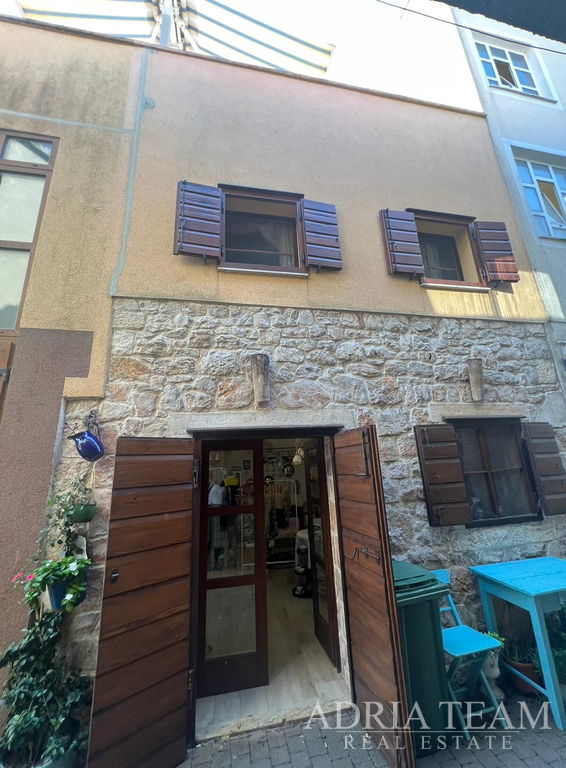 HOUSE IN A ROW WITH AN APARTMENT AND COMMERCIAL SPACE, EXCELLENT LOCATION AND INVESTMENT - PIROVAC, CENTER