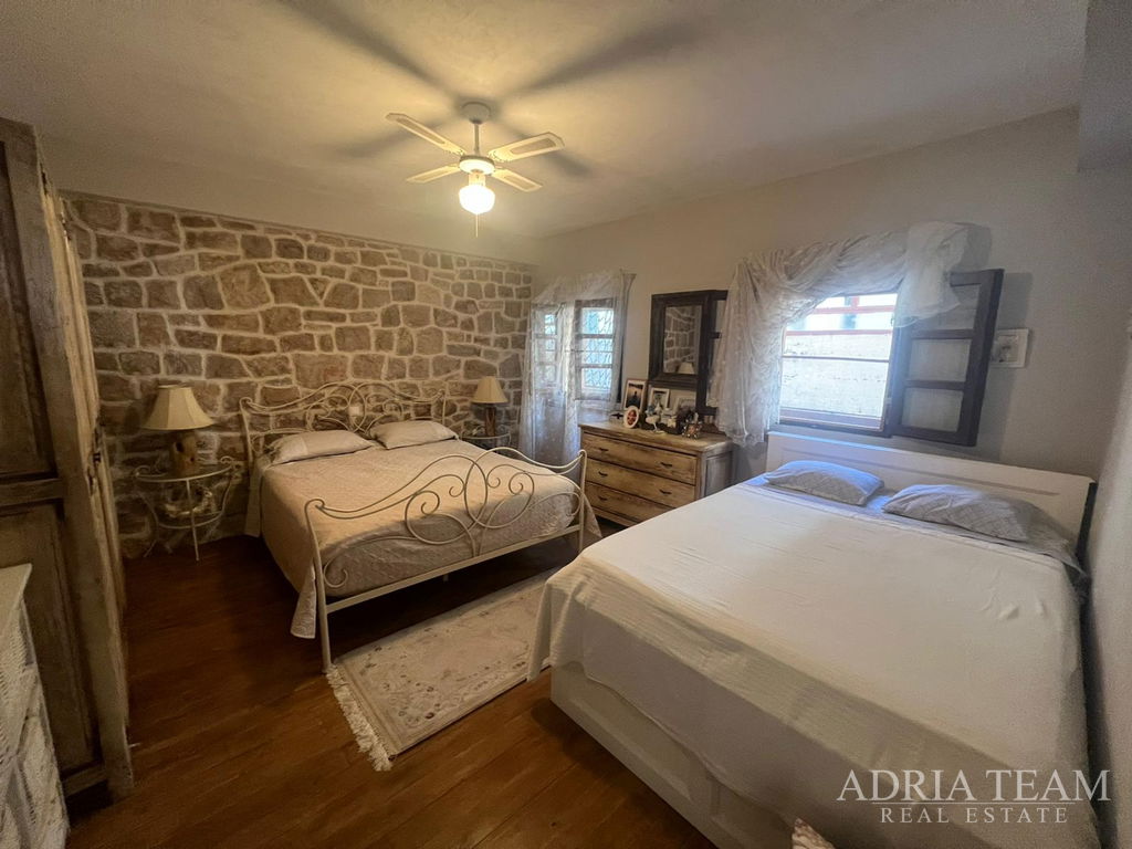 HOUSE IN A ROW WITH AN APARTMENT AND COMMERCIAL SPACE, EXCELLENT LOCATION AND INVESTMENT - PIROVAC, CENTER