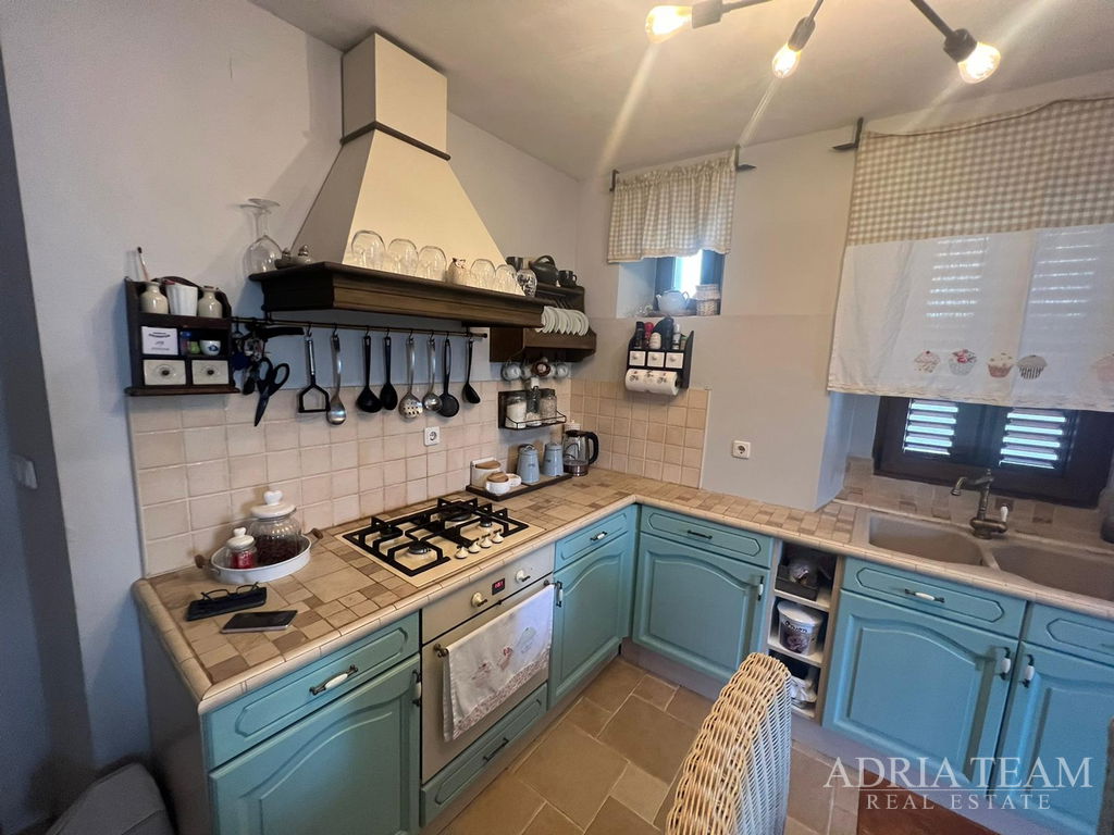 HOUSE IN A ROW WITH AN APARTMENT AND COMMERCIAL SPACE, EXCELLENT LOCATION AND INVESTMENT - PIROVAC, CENTER