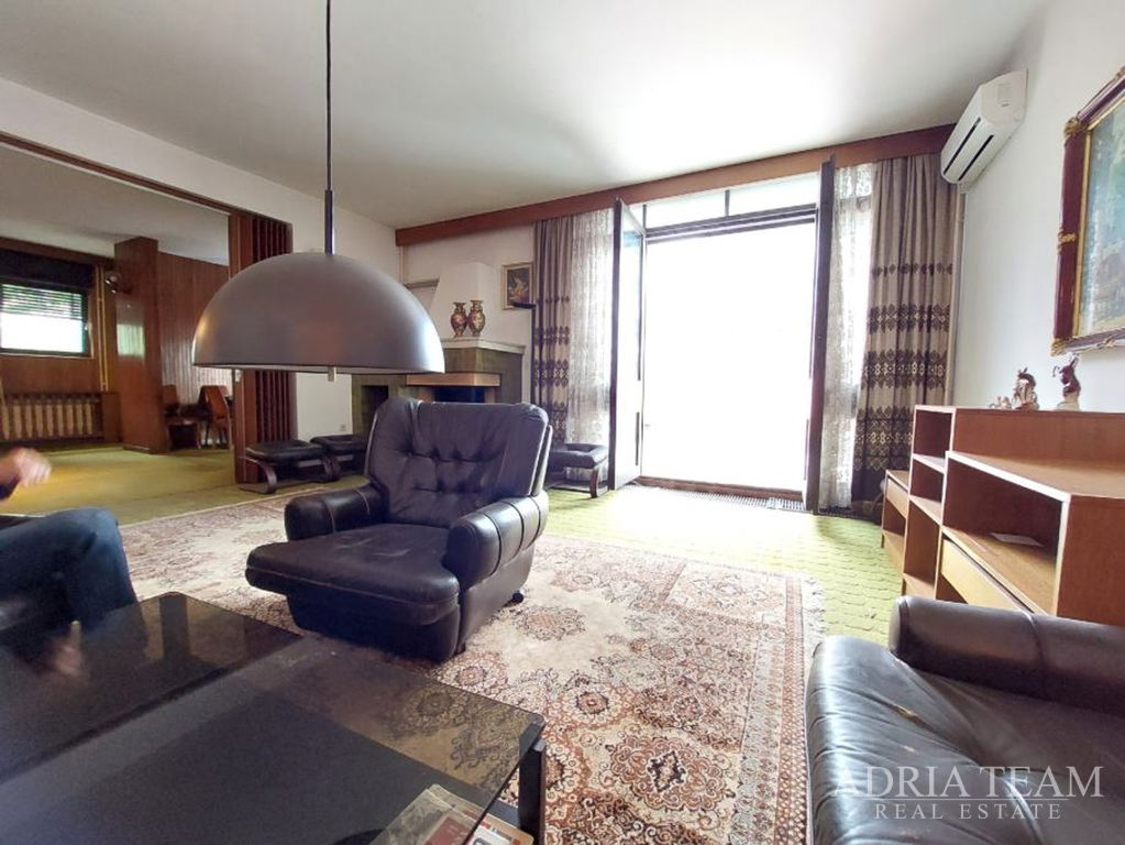 THREE-STORY SIX-BEDROOM APARTMENT ON EXCELLENT LOCATION - TUŠKANAC, ZAGREB