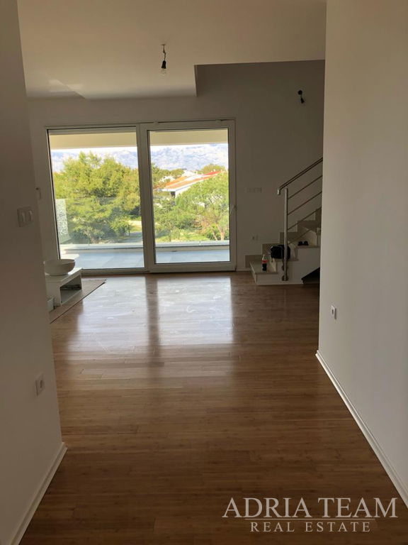 APARTMENT WITH 3 BEDROOMS, 1. ROW TO THE SEA - POVLJANA, PAG