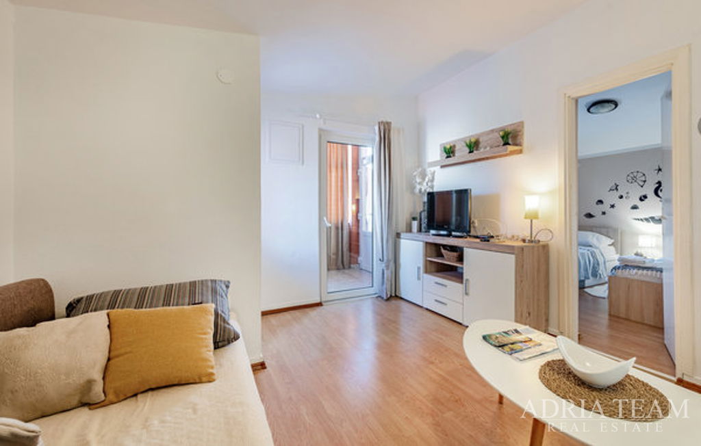 APARTMENT HOUSE WITH GARAGE AND GARDENED YARD, SECOND ROW FROM THE SEA - VIR, ZADAR