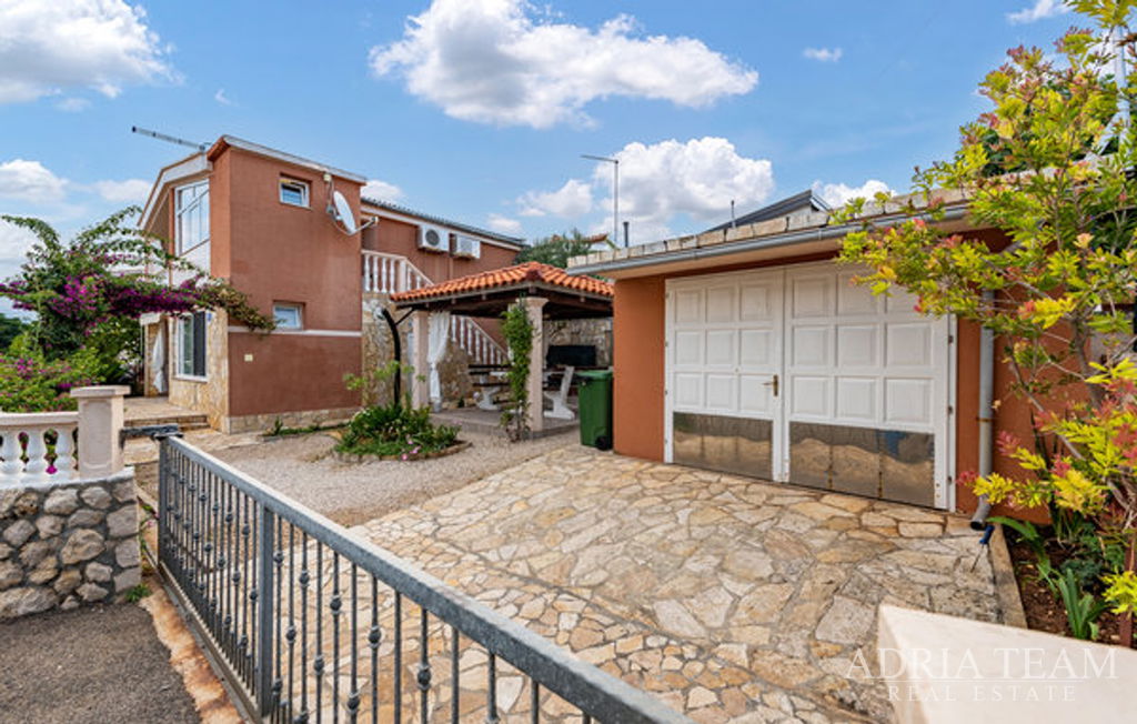 APARTMENT HOUSE WITH GARAGE AND GARDENED YARD, SECOND ROW FROM THE SEA - VIR, ZADAR