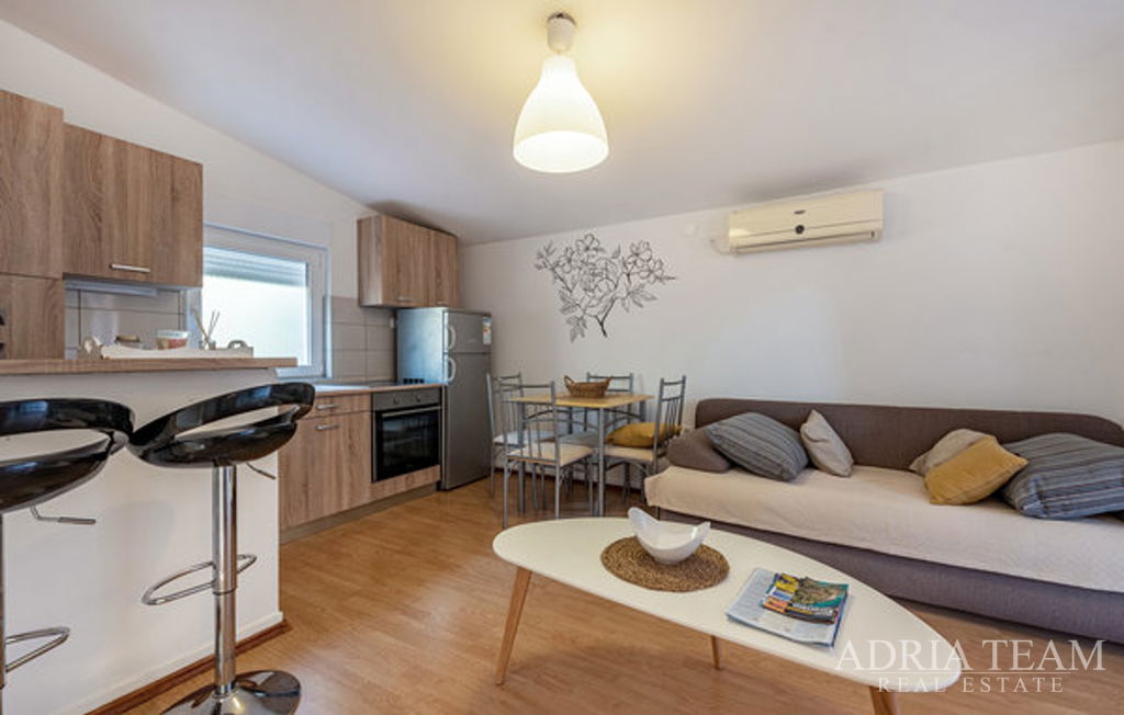 APARTMENT HOUSE WITH GARAGE AND GARDENED YARD, SECOND ROW FROM THE SEA - VIR, ZADAR