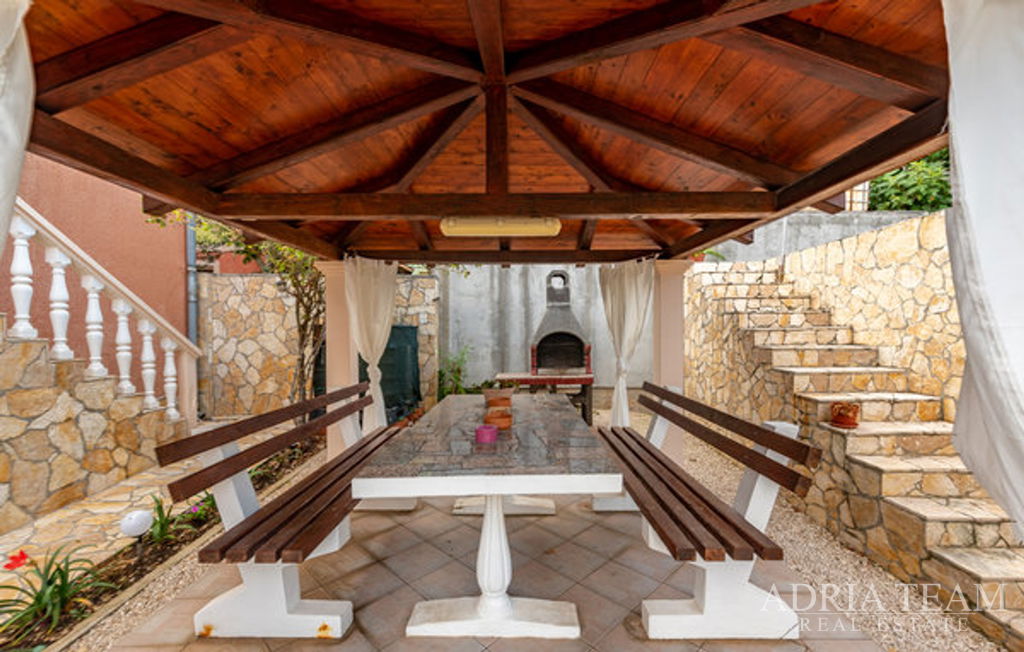 APARTMENT HOUSE WITH GARAGE AND GARDENED YARD, SECOND ROW FROM THE SEA - VIR, ZADAR