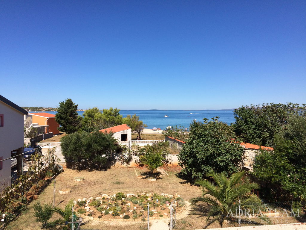 APARTMENT HOUSE WITH GARAGE AND GARDENED YARD, SECOND ROW FROM THE SEA - VIR, ZADAR
