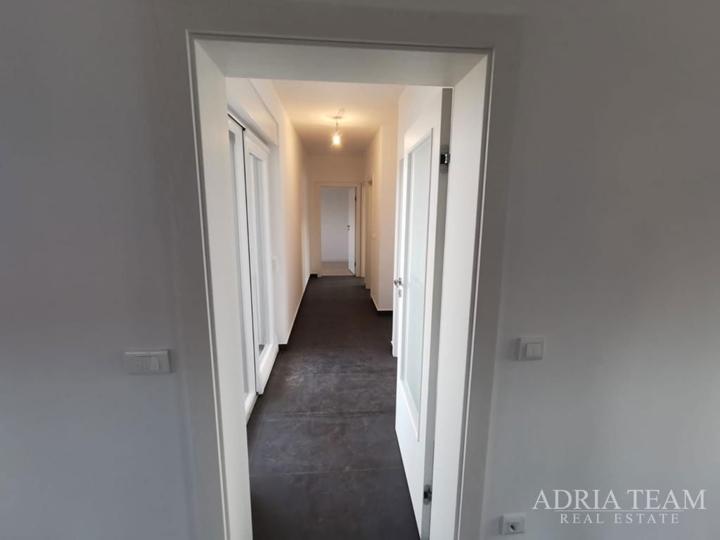 FOUR-ROOM APARTMENT WITH ROOF TERRACE AND SWIMMING POOL, NEW BUILDING - BELAFUŽA, ZADAR