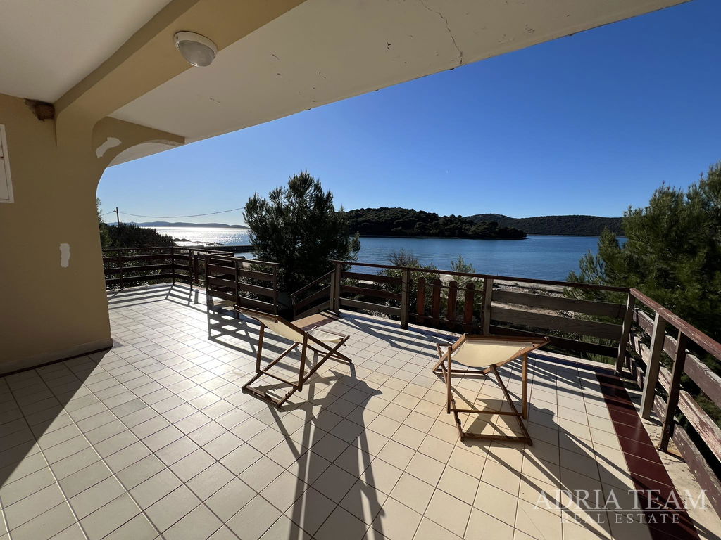 HOUSE WITH GARAGE AND SEA VIEW, FIRST ROW TO THE SEA - BRGULJE, MOLAT