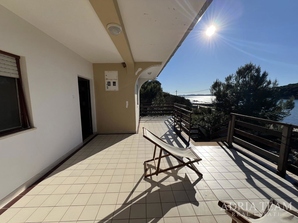 HOUSE WITH GARAGE AND SEA VIEW, FIRST ROW TO THE SEA - BRGULJE, MOLAT