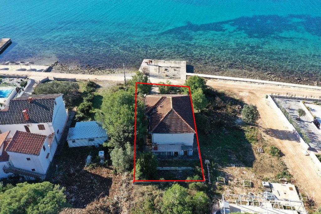 HOUSE WITH GARAGE AND SEA VIEW, FIRST ROW TO THE SEA - BRGULJE, MOLAT