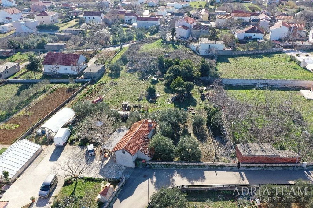 BUILDING LAND 1711m2 - VRSI