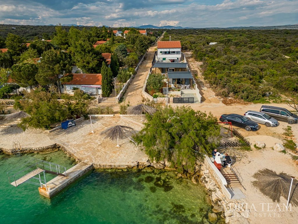 HOUSE + 2 MOBILE HOUSES, FIRST ROW TO THE SEA - MANDRE, PAG