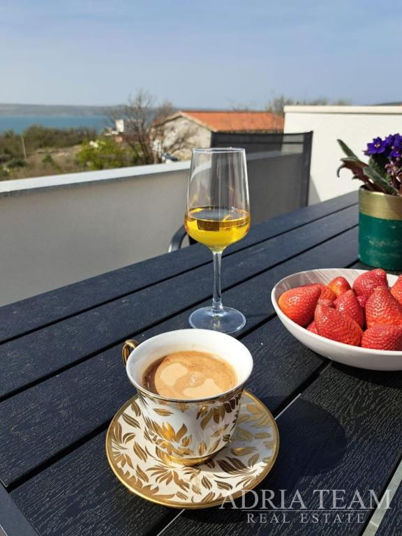 THREE-BEDROOM APARTMENT WITH SEA VIEW - MASLENICA