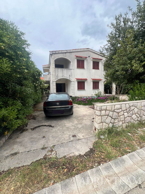 HALF OF A HOUSE WITH THREE APARTMENTS, EXCELLENT LOCATION, 140 m FROM THE BEACH - POVLJANA, PAG