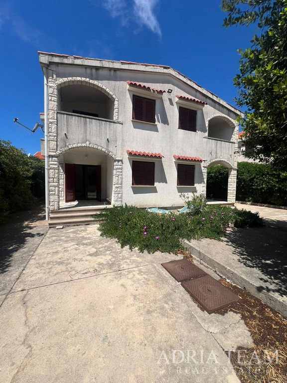 HALF OF A HOUSE WITH THREE APARTMENTS, EXCELLENT LOCATION, 140 m FROM THE BEACH - POVLJANA, PAG