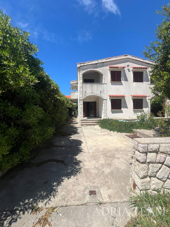 HALF OF A HOUSE WITH THREE APARTMENTS, EXCELLENT LOCATION, 140 m FROM THE BEACH - POVLJANA, PAG