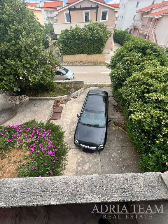 HALF OF A HOUSE WITH THREE APARTMENTS, EXCELLENT LOCATION, 140 m FROM THE BEACH - POVLJANA, PAG