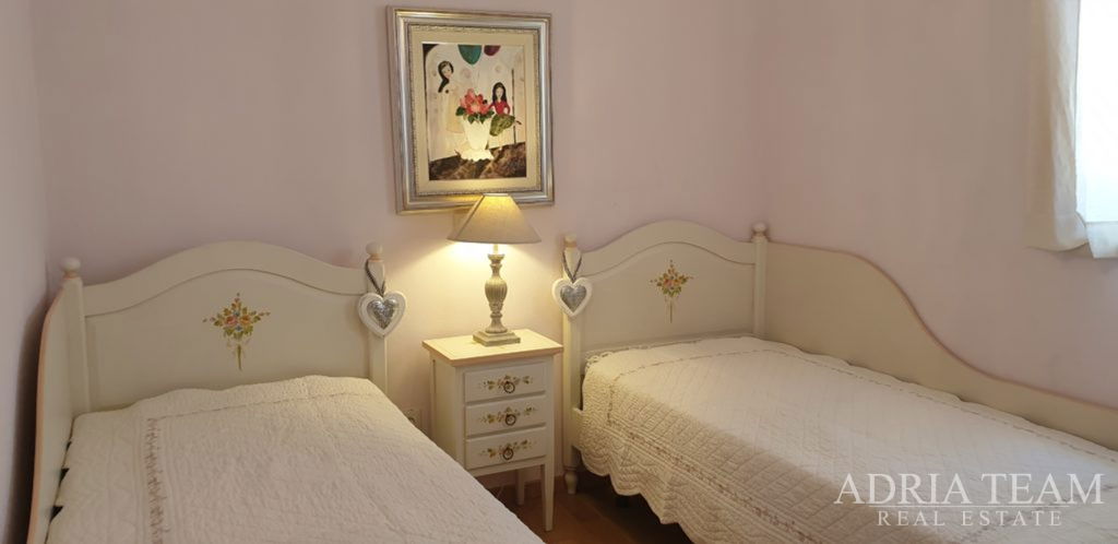 FAMILY VILLA, 250 m FROM THE SEA AND THE TOWN CENTER - NOVALJA, PAG