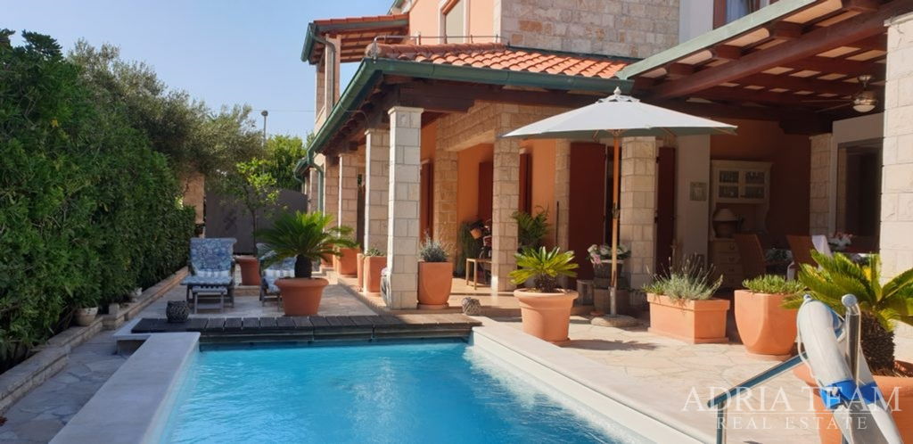 FAMILY VILLA, 250 m FROM THE SEA AND THE TOWN CENTER - NOVALJA, PAG