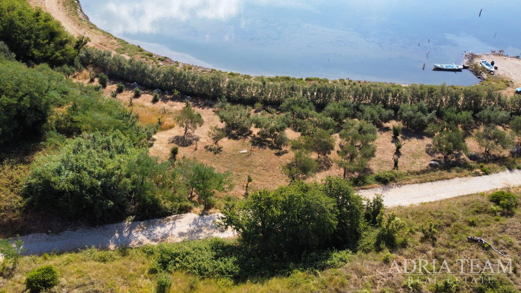 BUILDING LAND IN THE FIRST ROW TO THE SEA WITH VILLA PROJECT, PRIME LOCATION – NIN, ZATON