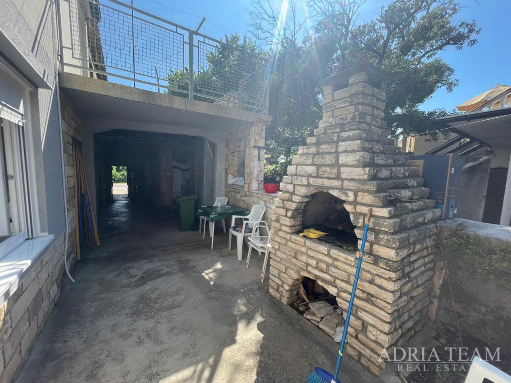 HOUSE LOCATED 650 M FROM THE SEA, CENTER – POVLJANA, PAG