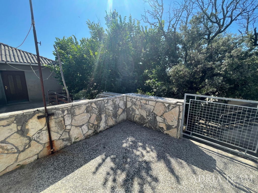 HOUSE LOCATED 650 M FROM THE SEA, CENTER – POVLJANA, PAG